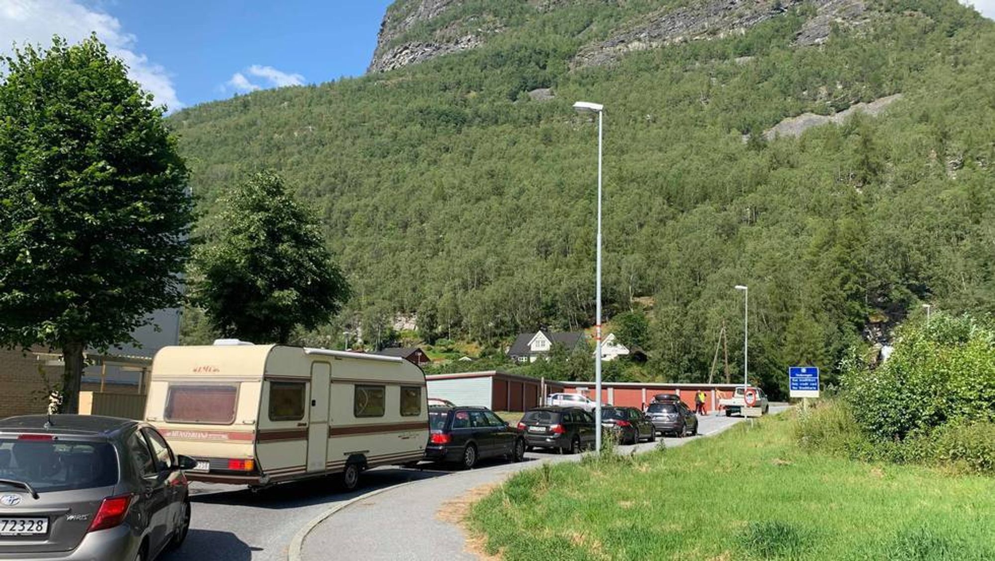 UHELL: Tindevegen blir stadig meir populær blant turistar som vil oppleva Norge frå bilsetet, men samstundes får mange urøynde sjåførar trøbbel krappe svingane. Onsdag var igjen uhellet ute.