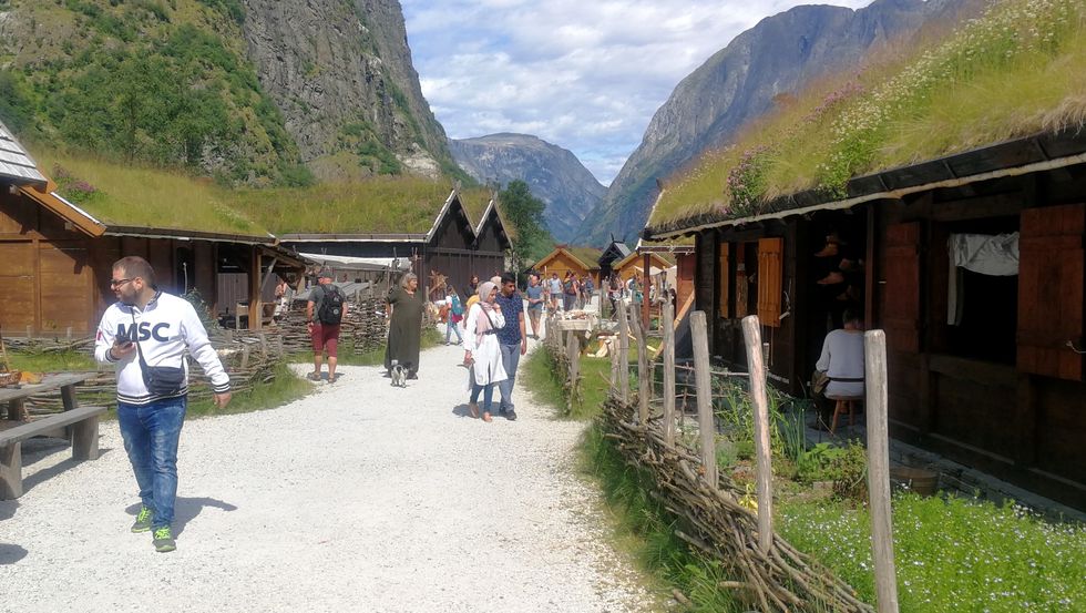 ATTRAKSJON: Vikingbyen i Aurland har på kort tid blitt ein populær turistattraksjon, óg utanom den årlege marknadsveka.