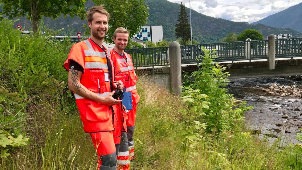 INSPEKSJONSRUNDE: Bruene i Balestrand og Sogndal er blant dei som har blitt inspisert til no i sommar. Jan Helge Eggum og Tor Briseid Tjugum sørger tek bilete og registrerer tilstanden.