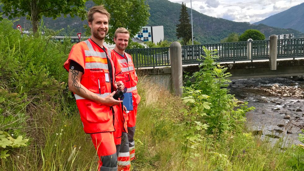 INSPEKSJONSRUNDE: Bruene i Balestrand og Sogndal er blant dei som har blitt inspisert til no i sommar. Jan Helge Eggum og Tor Briseid Tjugum sørger tek bilete og registrerer tilstanden.