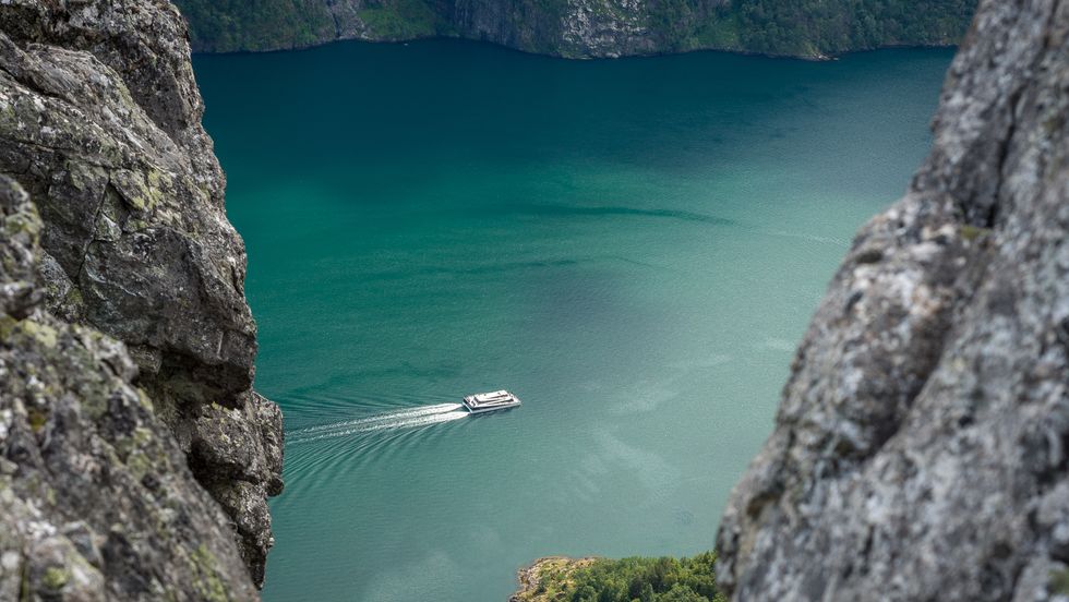 BEST I VERDA: Spektakulær natur lokkar reisande frå heile verda til dei norske fjordane. Her eit av Vision-passasjerskipa på veg frå Flåm til Gudvangen.