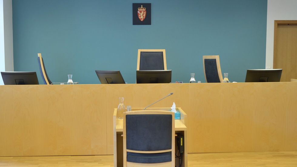 TRUA POLITIET: Ein sogning er varetektsfengsla sikta for å ha trua politiet med vald og drap.