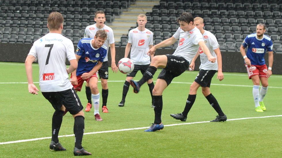 PRESSA BAKPÅ: Sogndal 2 vart pressa djupt bak på bana av eit fintspelande Lysekloster i dagens kamp. Midstoppar Eirik Lereng klarerer i eigen femmeter.