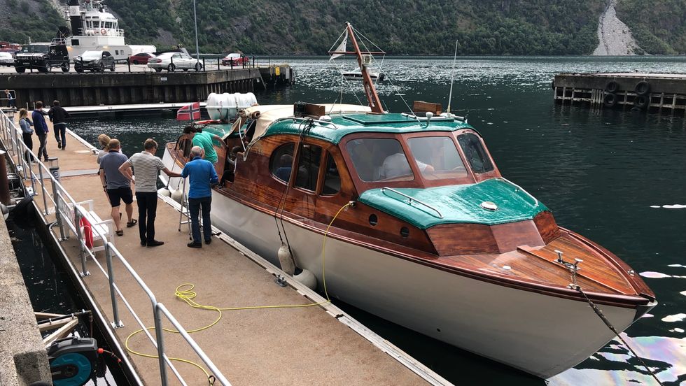 HISTORISK: MY Tya gjekk på Årdalsfjorden frå 1952 til 1969. Laurdag var båten endeleg attende ved kaia på Årdalstangen.