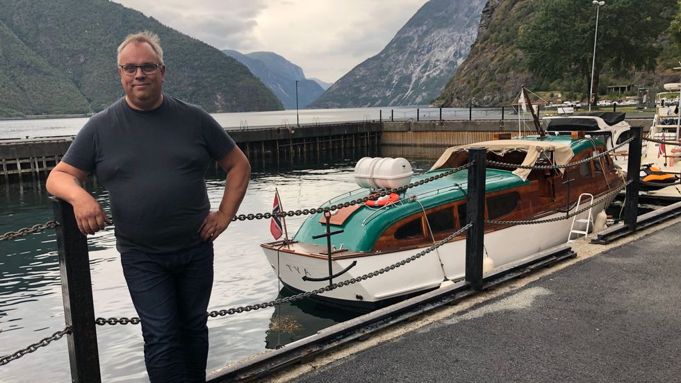 LIDENSKAP: Torfinn Watten er vand med å frakta passasjerar, men til no har det føregått langs landevegen.