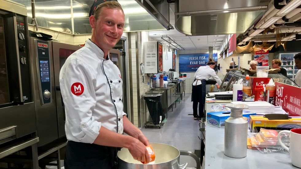 MANGE JARN I ELDEN: Stig Ove Ølmheim sit sjeldan i ro. Heller ikkje i ferien. – Når du jobbar lange dagar, så er det viktig at dagen er variert, seier Ølmheim.
