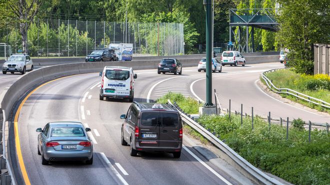 Biler på motorvei. Foto.