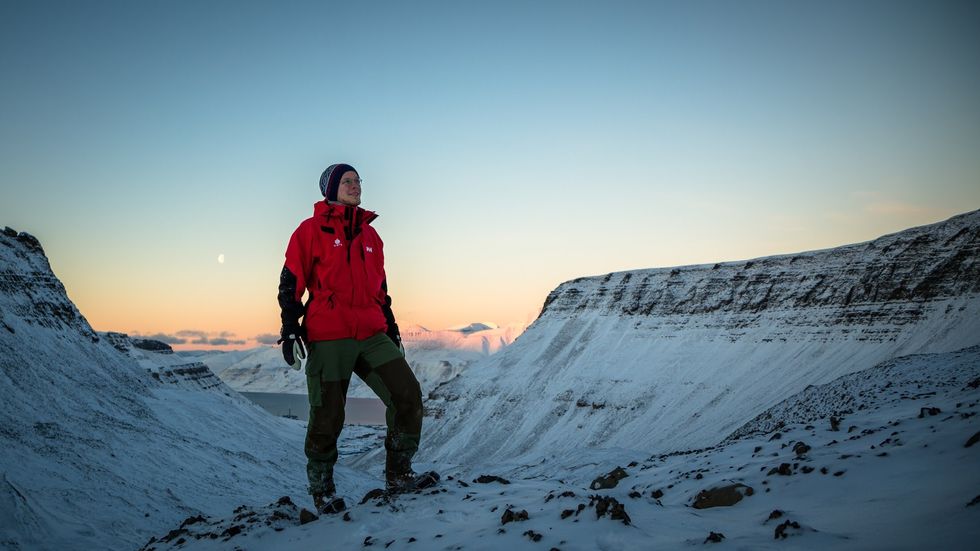 DYSTERT BAKTEPPE: Den mektige naturen på Svalbard er trua. I fjor haust fekk Samuel Eide oppleva korleis klimaendringane skjer langt raskare her enn elles i verda.