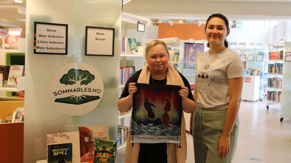 REKORD: 132 unge i mellom seks år og fjorten år deltek på året Sommarles. Det er rekord, ifølgje biblioteksjef Gry Hatlelid. Her med konsulent Jessica Smith.