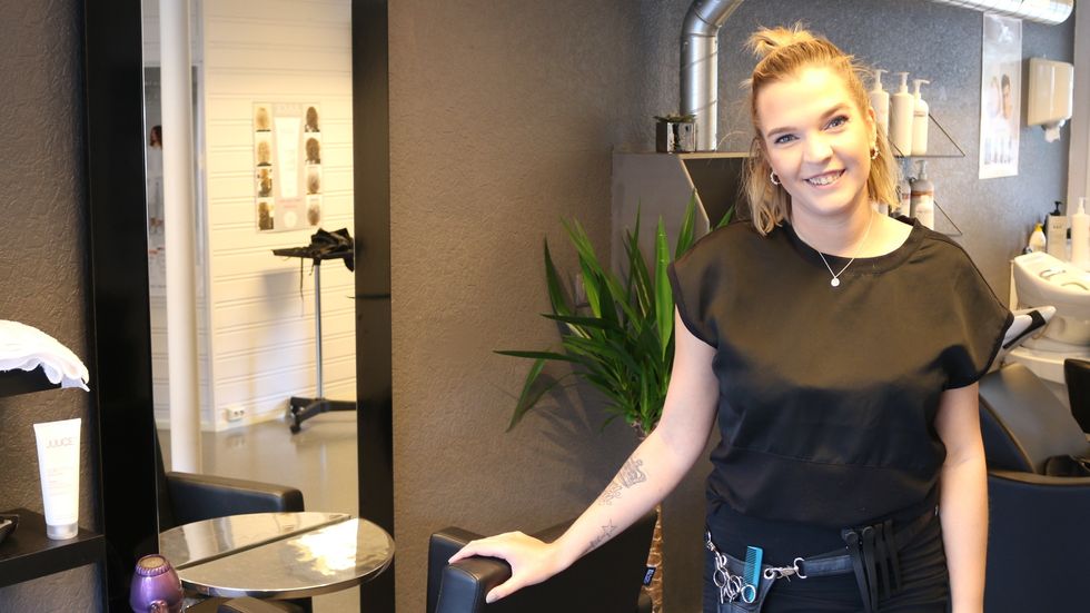 Flytta heim til Årdal og starta i fast jobb på Salong Kirsten, slik har det gått