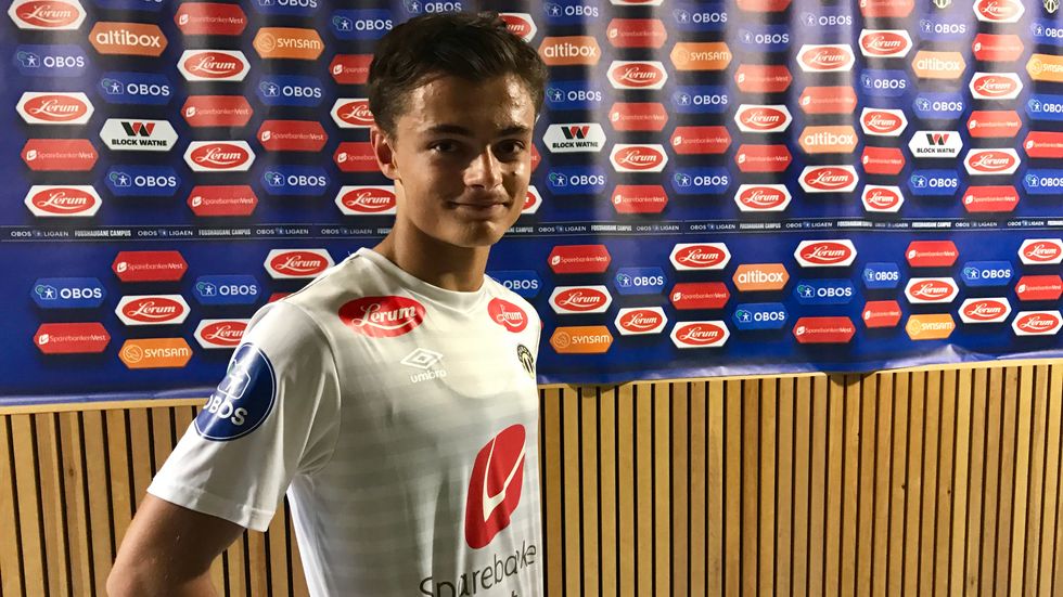 YNGSTEMANN: Eivind Helgesen (18) har vakse opp med å sjå Sogndal på Fosshaugane. Onsdag fekk han sjølv prøva seg frå start for første gong.
