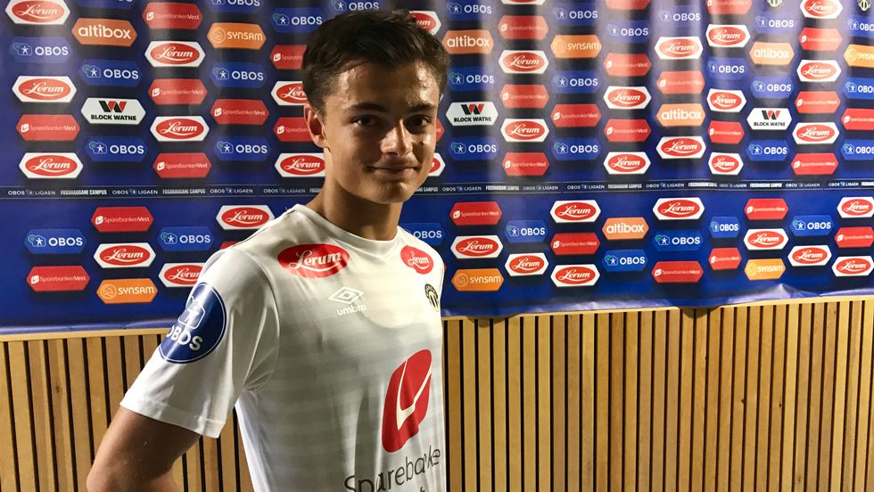 YNGSTEMANN: Eivind Helgesen (18) har vakse opp med å sjå Sogndal på Fosshaugane. Onsdag fekk han sjølv prøva seg frå start for første gong.