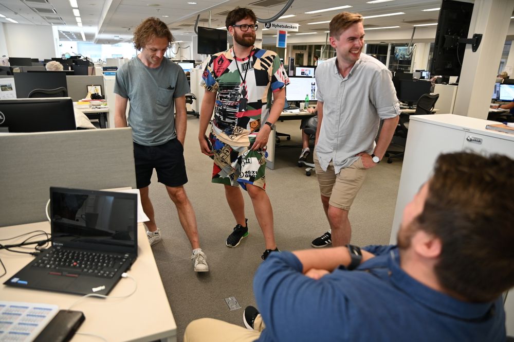 Fotograf Ketil Blom Haugstulen (fra venstre), produsent Jonas Brenna og journalist Anders Veberg går med shorts hos Aftenposten, mens journalist Harald Stolt-Nielsen (med ryggen til) sverger til langbukse.