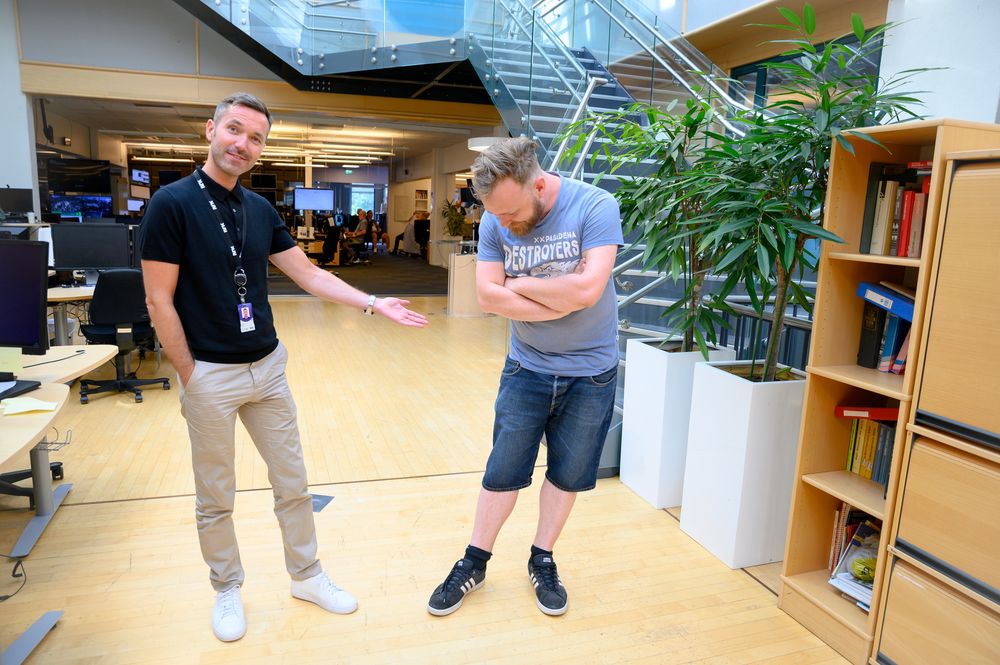 Fagredaktør Marius Tetlie og journalist Helge Carlsen i NRK Nyheter står på hver sin side i bukse/shortsspliden.