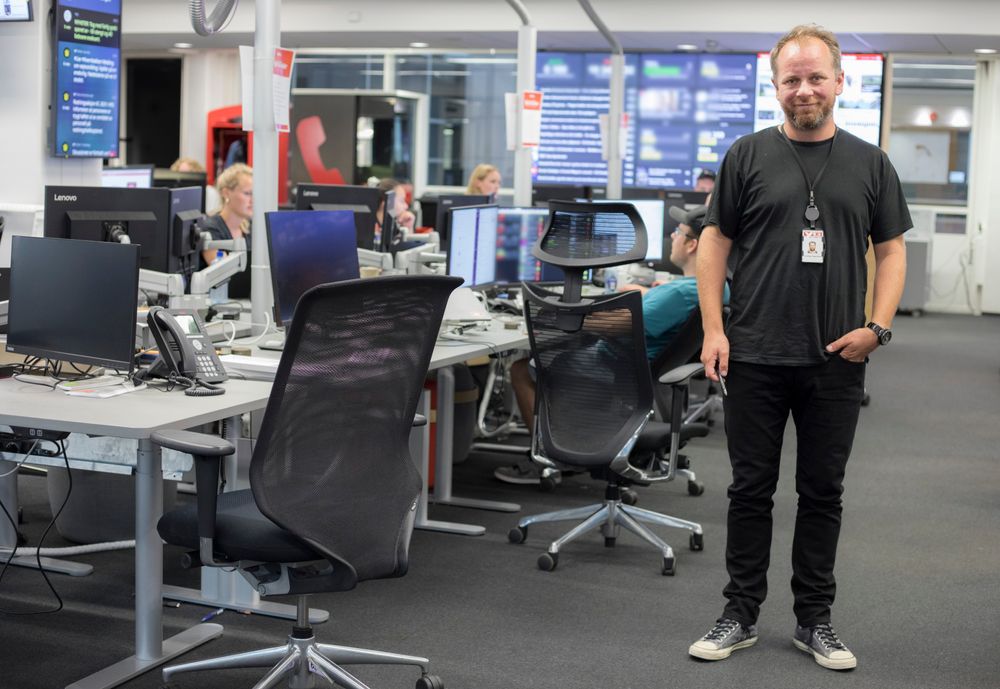 Tor-Erling Thømt Ruud på VG-desken - med langbukse. Som han alltid bruker, selv om det er sommer og sol ute.