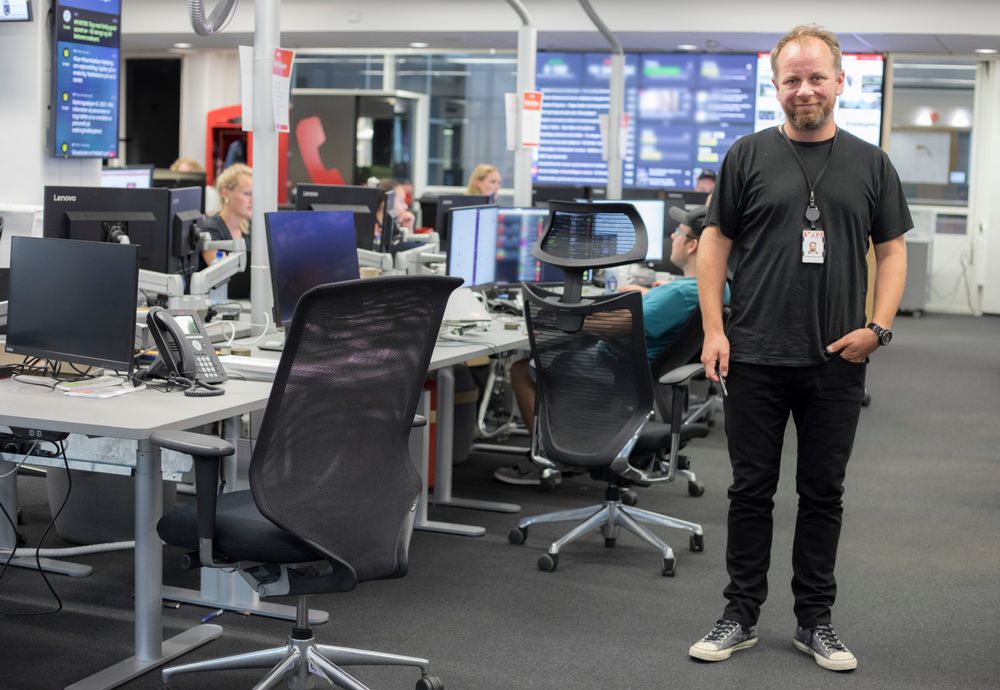 Tor-Erling Thømt Ruud på VG-desken - med langbukse. Som han alltid bruker, selv om det er sommer og sol ute.