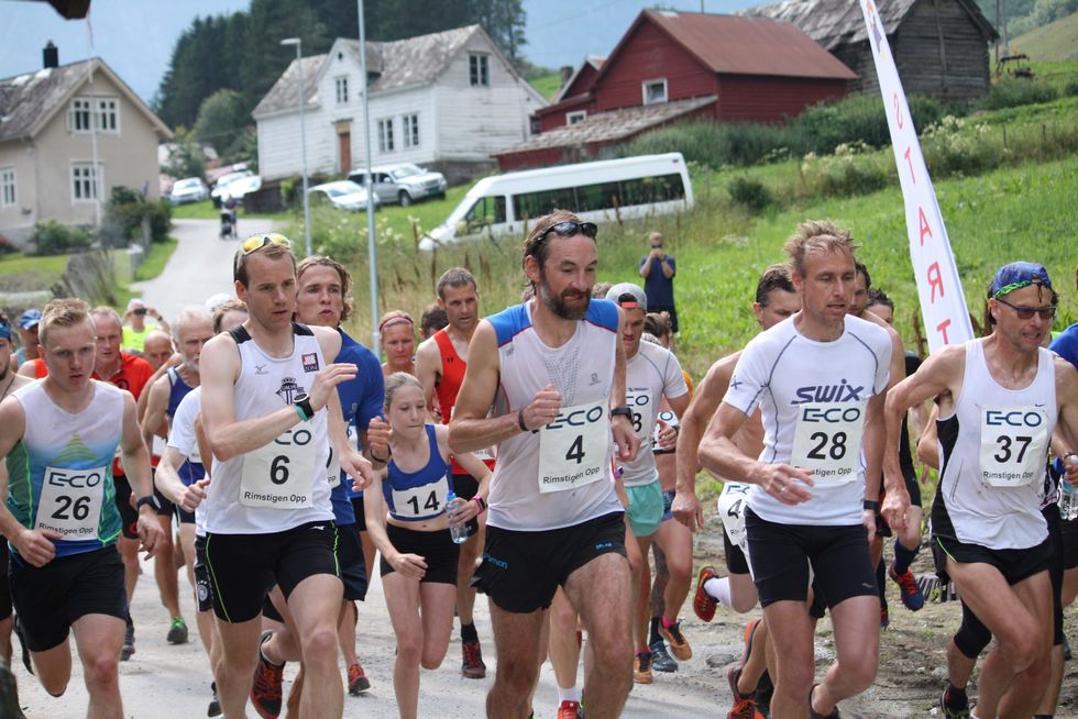 STARTEN: Til venstre i bilde med nummer 26, Hans-Inge Klette, vart vinnaren av herreklassen. Nummer 14 i midten er Emma Hanstveit, vinnaren av dameklassen. Foto: Kristiane S. Terum