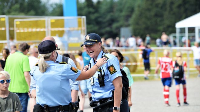 «Sikkerhet med et smil» er politiets Norway Cup-motto: – Mange lager hull i ferien for å få være med