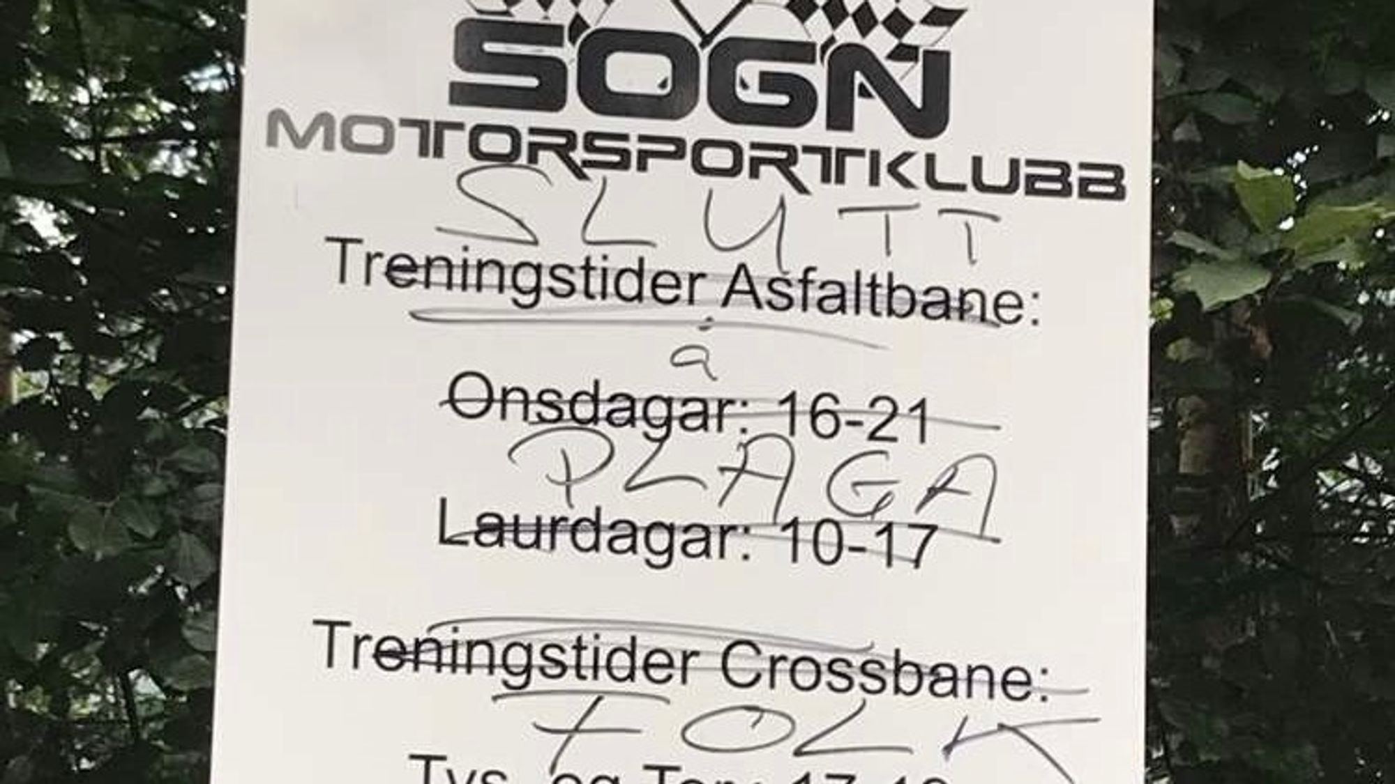 TAGGA: "SLUTT Å PLAGA FOLK" står det på skilta.