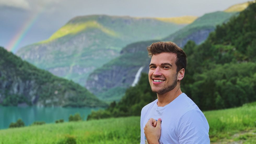 IDYLL: Tomas Nyhus framanfor Eidsvatnet med Åsafossen i bakgrunn. Biletet er teke frå heimstaden Eide Gard på Skjolden.