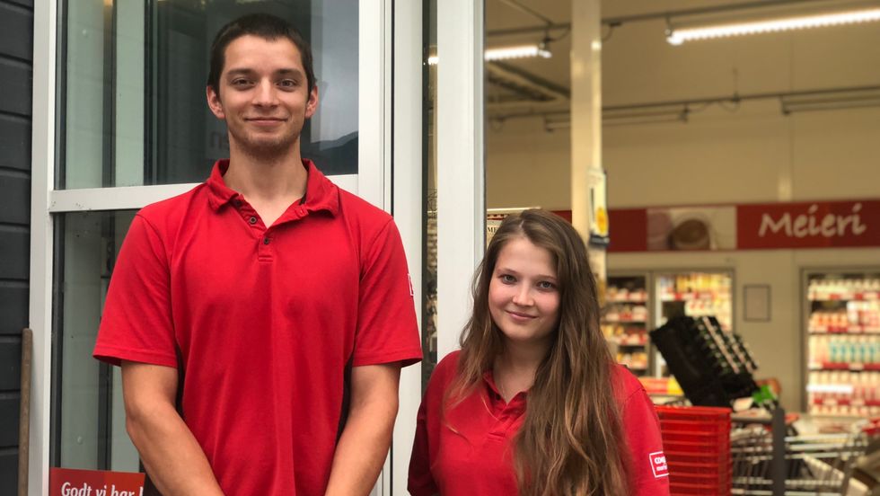 COOP: Austris Pavlovs og Gita Pavlova framanfor Coop Marked på Skjolden.