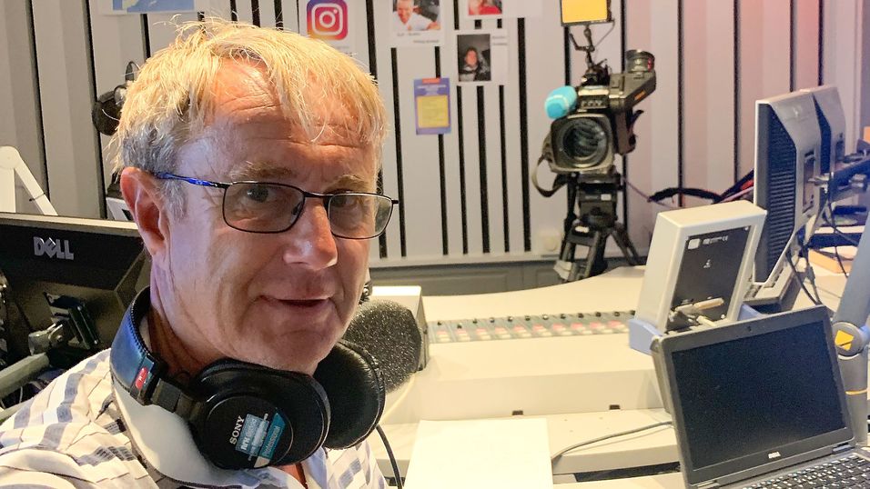 Dekningsdirektør Bjørn Amundsen i Telenor mener raset i Jølster viser at mobilnettet har blitt mer robust og at Telenors beredskap fungerte godt under de vanskelige forholdene. Her er han fotografert i NRK-studioet i Fredrikstad, der han deltok i programposten Dagsnytt 18, om nettopp mobildekningen i Jølster.