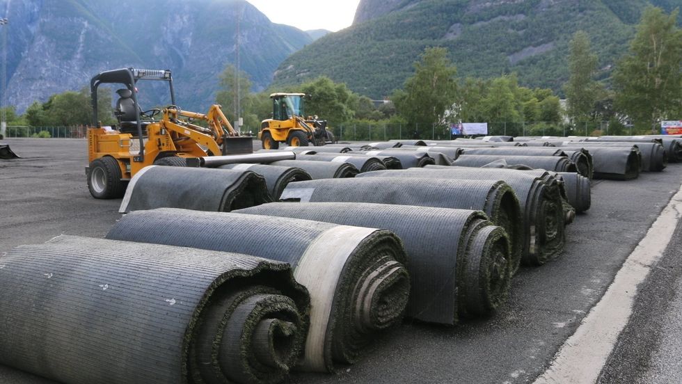NY BANE: Med det nye biofyllet, vert Jotun stadion ei av to baner i Norge på denne størrelsen som har slik løysing med miljøvenleg bane.
