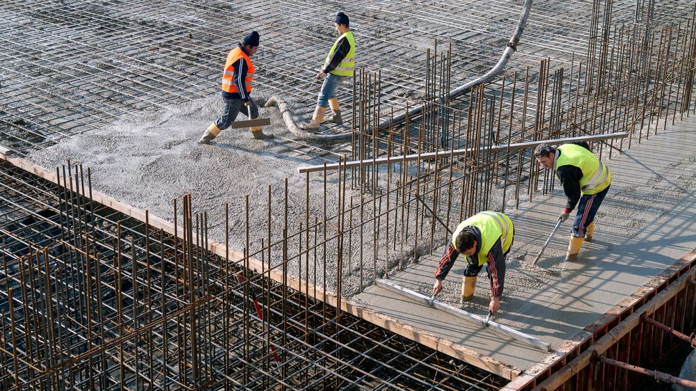 Kunstig intelligens vil påvirke hvordan vi kommer til å bygge, men kanskje også hvor vi kommer til å bygge i framtiden, skriver bidragsyter Håkon Reisvang. Illustrasjonsbilde fra en byggeplass i Milano, Italia, 2016.