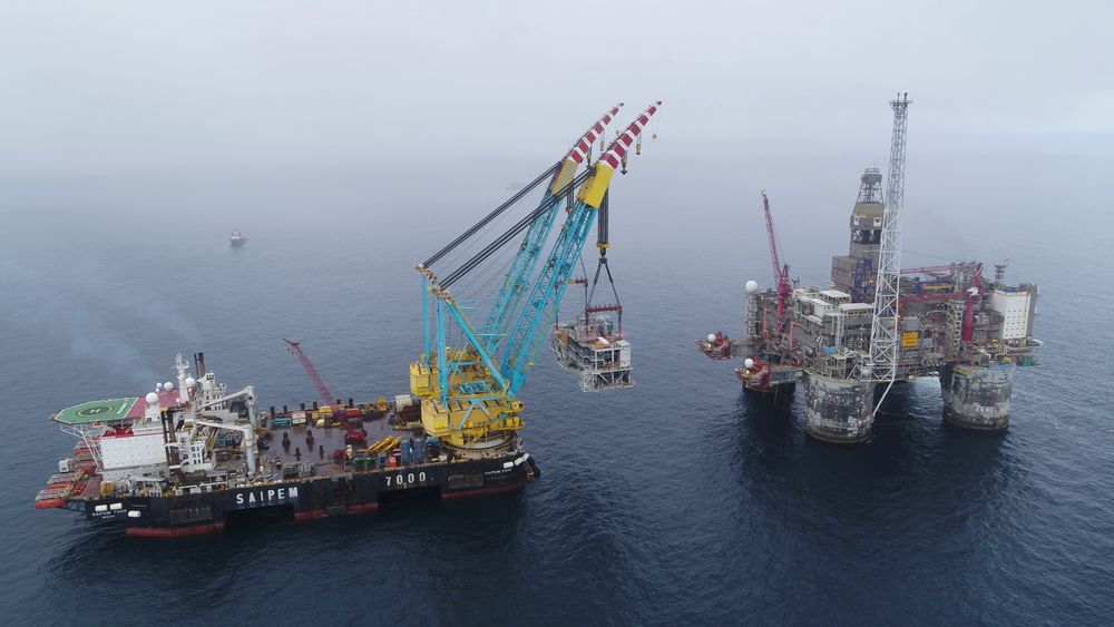 Her løfter Saipem 7000 gassbehandlingsenheten til Dvalin-feltet opp på Heidrun-plattformen. Enheten veier 3500 tonn. Løftet ble gjort på tre timer.