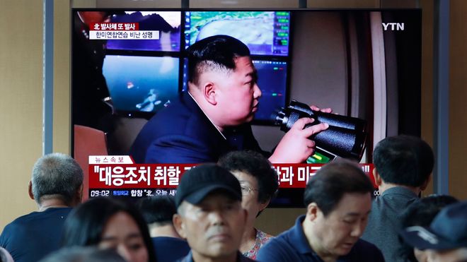 Folk ser på en TV som viser den nordkoreanske lederen Kim Jong Un under et nyhetsprogram på jernbanestasjon i Seoul, Sør-Korea, tirsdag 6. august, 2019. Nord-Korea skjøt tirsdag uidentifiserte prosjektiler to ganger i sjøen mens de gikk hardt ut mot USA og Sør-Korea for å fortsette sine felles militære øvelser som Nord-Korea sier kan avspore et skjørt atomdiplomati. (AP Photo / Ahn Young-joon)