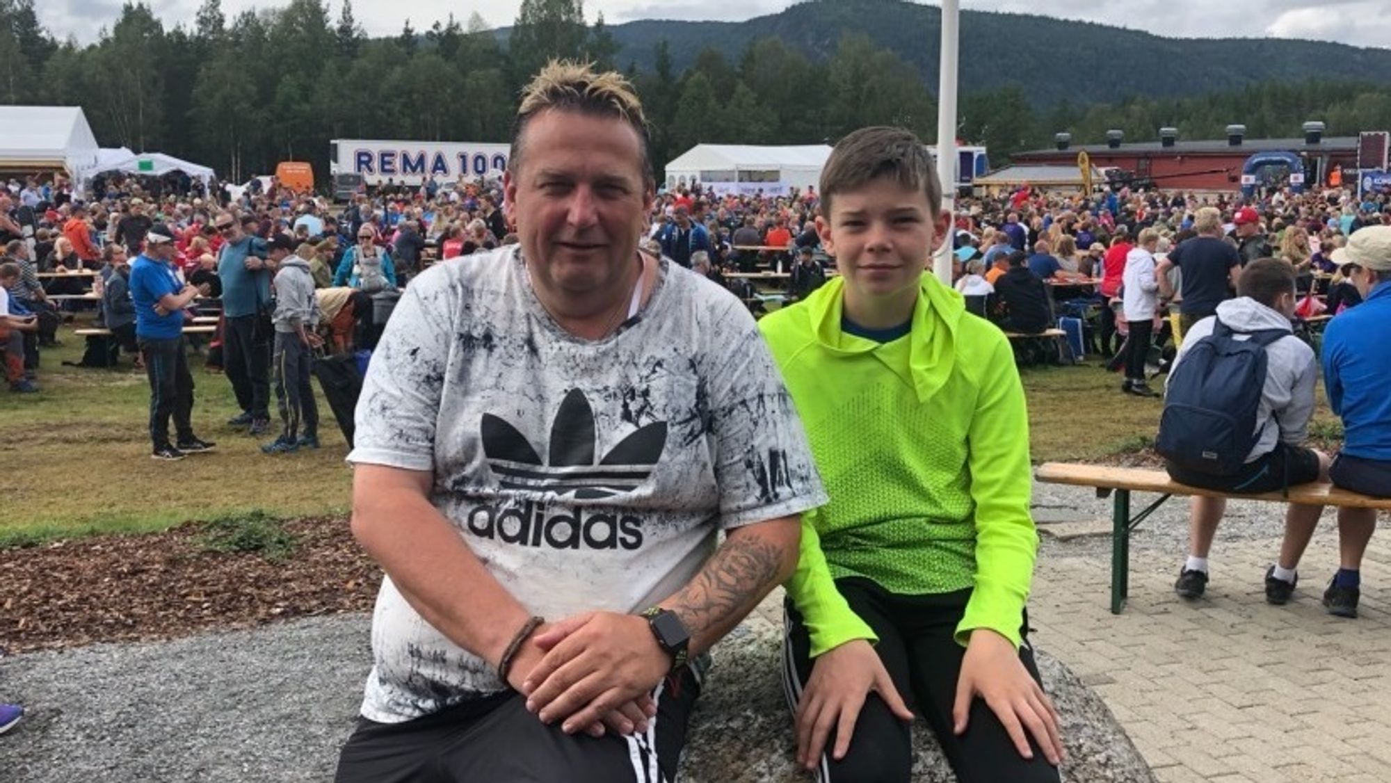 LIGGE I FAMILIEN: Pappa Jørn Njøs(t.v) har vore fast med på landskyttarstemnet. No er alle tre ungane Trine (18), Beate (15) og Jørgen (12) (t.h) med på stemnet òg. (Foto: privat)