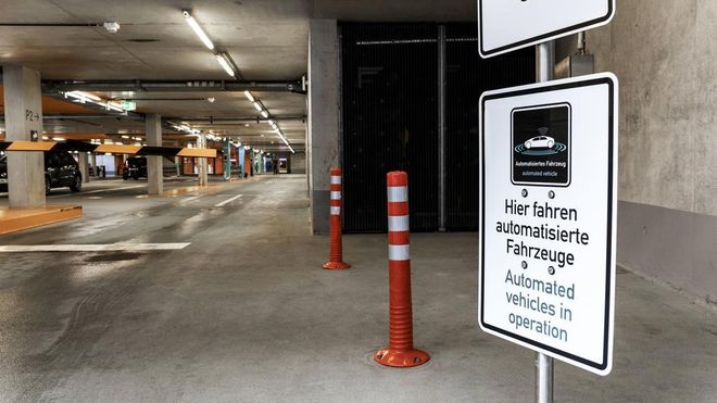 Nå kan selvkjørende Mercedes-biler parkere førerløst i et tysk p-hus