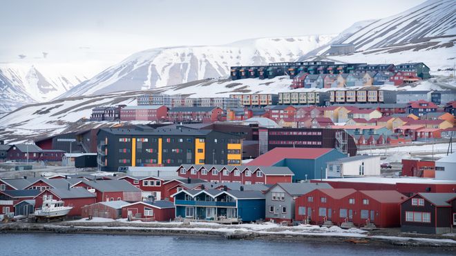 Bygninger på Svalbard synker mer enn forventet: – Overraskende høye verdier