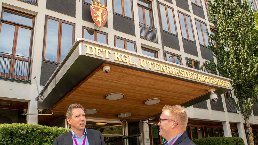 UDs fagdirektør (fra v.) Ole-Martin Martinsen og seniorrådgiver Øyvind Berget forteller for første gang om en ny løsning de har laget internt, som gir live klassifisert, kategorisert og klikkbar informasjon i kart, tid, tema og så videre. Den skal kunne ta alle dokumenter.
