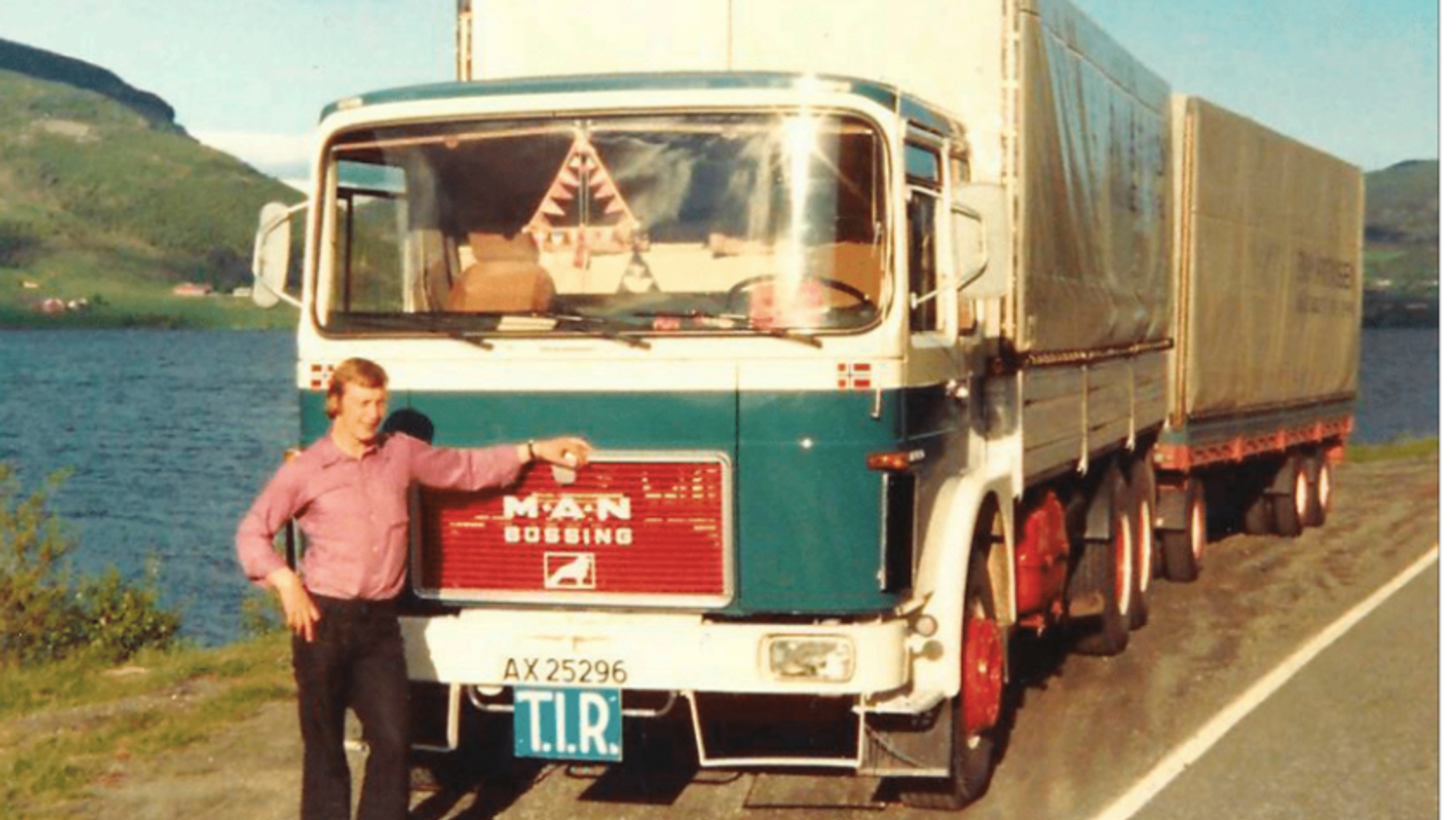 MAN: Ole Birger Rabben framfor ein av dei fyrste bilane til transportselskapet.