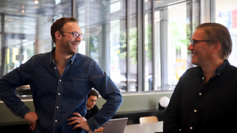 Fra venstre: Forretningsdirektør og initiativtaker til kursserien «Continuous Delivery Academy», Mike Long, og førsteamanuensis Hårek Haugerud ved Institutt for informasjonsteknologi ved Oslomet