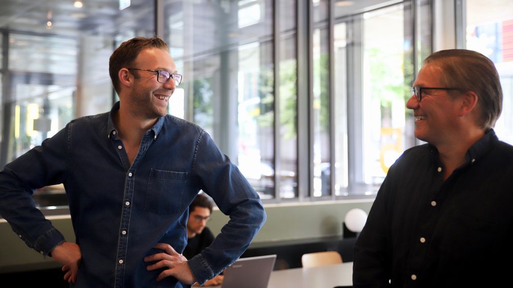 Fra venstre: Forretningsdirektør og initiativtaker til kursserien «Continuous Delivery Academy», Mike Long, og førsteamanuensis Hårek Haugerud ved Institutt for informasjonsteknologi ved Oslomet