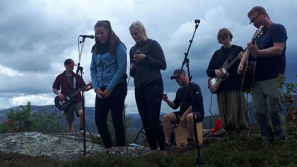 FASTBAND OG GJESTER: (Frå venstre) Eivind Lægreid, AnnikenTryti Hunshammer, Frida Hunshammer, Øyvind Aga, Beatrice Juskaite og Ketil Thorbjørnsen.