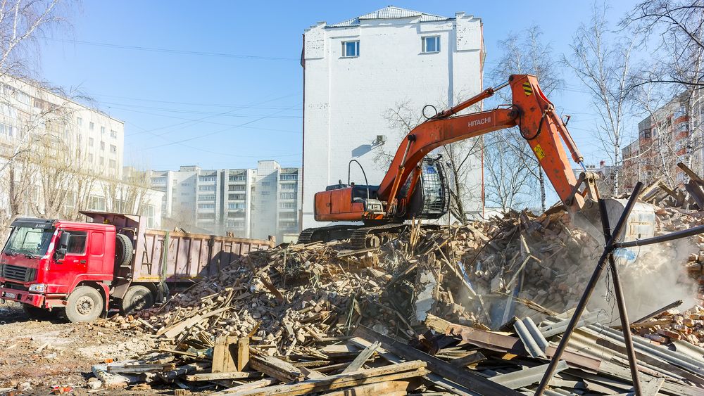 En ny ISO-sertifisering for sirkulærøkonomi er under utvikling. Illustrasjonsbilde fra riving av et hus i Tyumen, Russland, 2015.