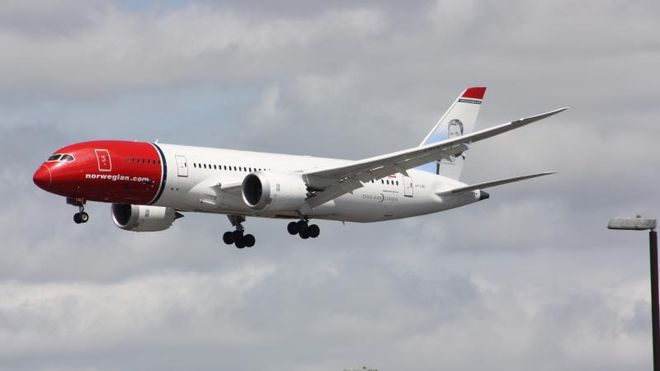 De glovarme motordelene fra Norwegian-flyet traff minst 12 hus og 25 biler - se italienernes egne bilder