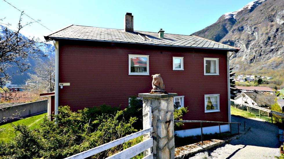 Dette huset i Årdalstangen er ein av eigendommane i indre sogn som skifta eigar. Den vart seld for over ein million kroner . Foto: Garanti Indre Sogn