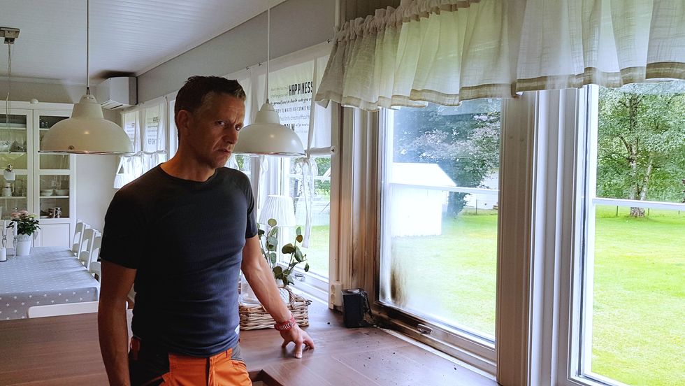 SKADE: Det er skadar på benkeplata, og vindauga må bytast ut etter brannen i radioen til familien Walaker.