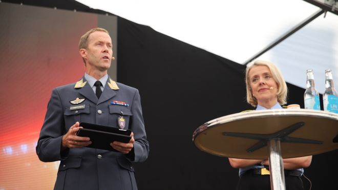 Inge Kampenes, sjef, Cyberforsvaret og politidirektør Marie Benedicte Bjørnland på Telenors arrangementstelt på Arendalsuka onsdag.