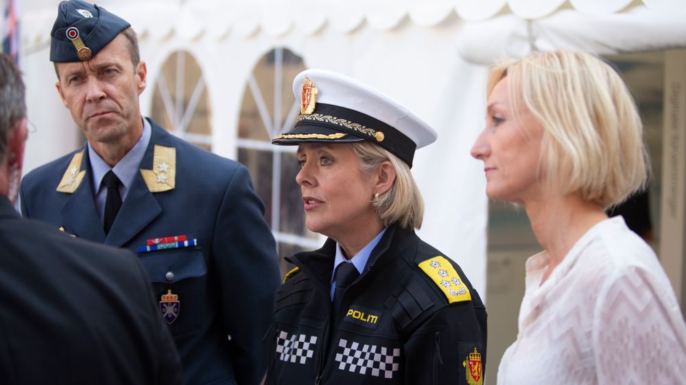 Inge Kampenes, sjef, Cyberforsvaret, Marie Benedicte Bjørnland, politidirektør, Politidirektoratet og politi- og lensmannsetaten og Hanne Tangen Nilsen, sikkerhetsdirektør, Telenor Norge i Telenors arrangementstelt på Arendalsuka onsdag.