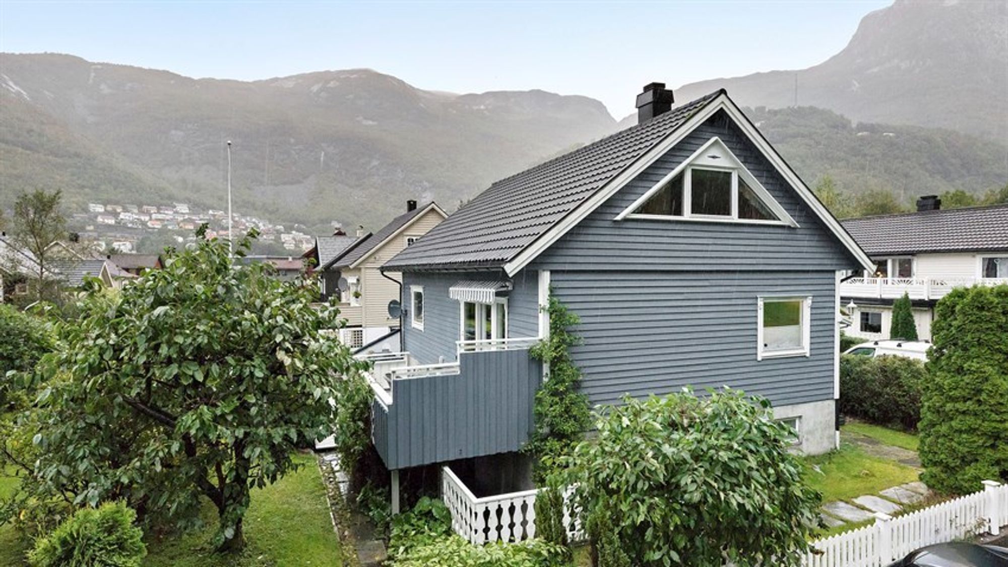 SELD: Kviavegen 6 i Høyanger har skifta eigar i løpet av sommaren.