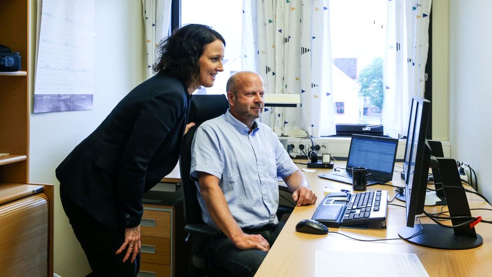 TAR UT RESULTATENE HER: Per Ove Kjøs er av de menneskelige ressursene som samarbeider tettest med robotene på Skatteetatens avdeling på Nordfjordeid. Her sammen med underdirektør og kontorleder Monica Mundal.