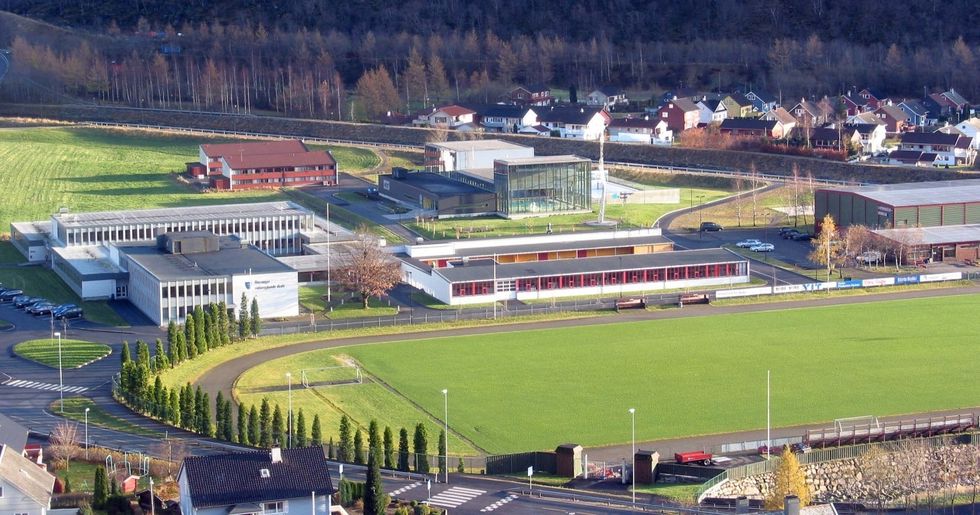 ENGASJEMENT: Det var stor deltaking i skulevalet på Høyanger vidaregåande skule tysdag.
