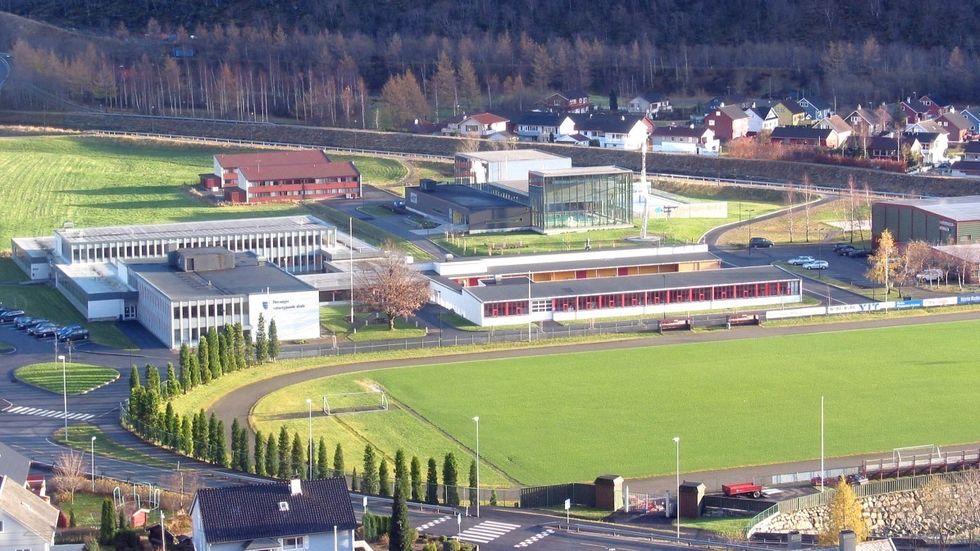FULLE KLASSAR: Det har vore god søknad til dei ulike linjene ved Høyanger vidaregåande skule i år, ifølgje rektor Torill Thorbjørnsen (Foto: Høyanger vidaregåande skule).