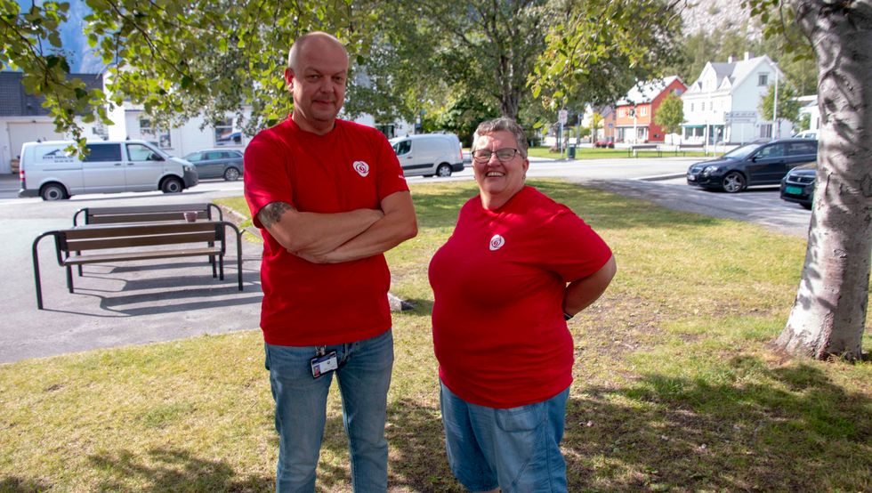 – VELDIG GLAD: Hilmar Høl og Anne Kauppi, 1. og 2. kandidat for Årdal Arbeiderparti, har grunn til å smila.