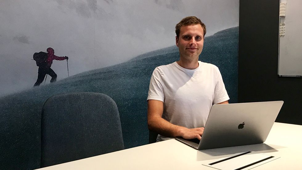 BRENN FOR JOBBEN: Stian Hofslundsengen er kanskje ikkje ein typisk skiboms, men brenn for Fjellsportfestivalen og bygda. No er han dagleg leiar for arrangementet.